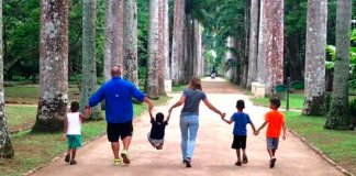Casal Americano Adopta 4 Irmãos Brasileiros Para que Eles Não se Separem!