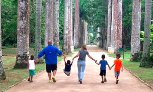 inspiringlife.pt - Casal Americano Adopta 4 Irmãos Brasileiros Para que Eles Não se Separem!