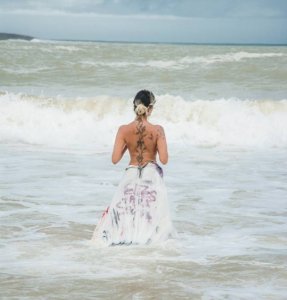 inspiringlife.pt - Mulher traída faz sessão fotográfica com vestido de noiva para festejar o divórcio