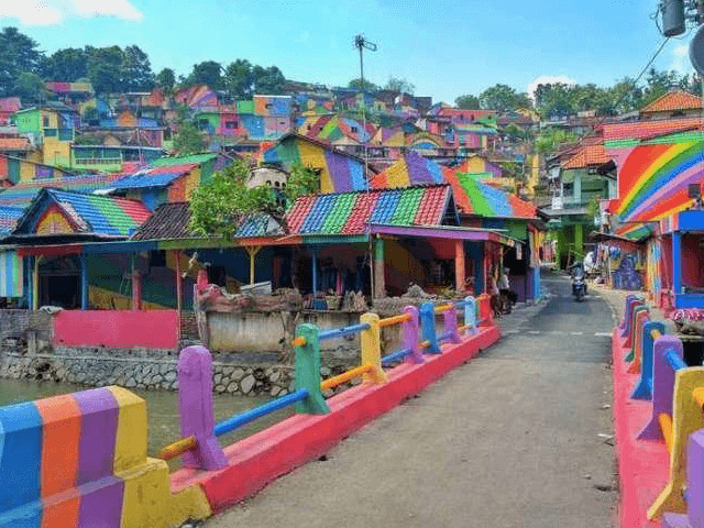 inspiringlife.pt - Governo indon&eacute;sio pinta casas de favelas e o bairro vira arco-&iacute;ris
