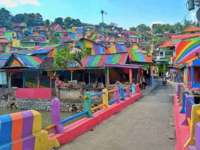 inspiringlife.pt - Governo indonésio pinta casas de favelas e o bairro vira arco-íris