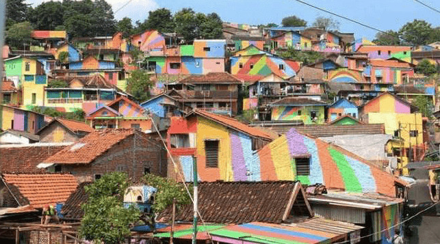 inspiringlife.pt - Governo indonésio pinta casas de favelas e o bairro vira arco-íris