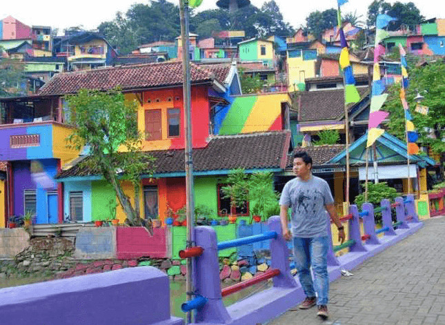 inspiringlife.pt - Governo indon&eacute;sio pinta casas de favelas e o bairro vira arco-&iacute;ris