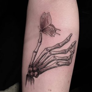 inspiringlife.pt - Tatuador oferece tatuagem a quem tiver coragem de enfiar o braço num buraco