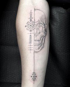 inspiringlife.pt - Tatuador oferece tatuagem a quem tiver coragem de enfiar o braço num buraco