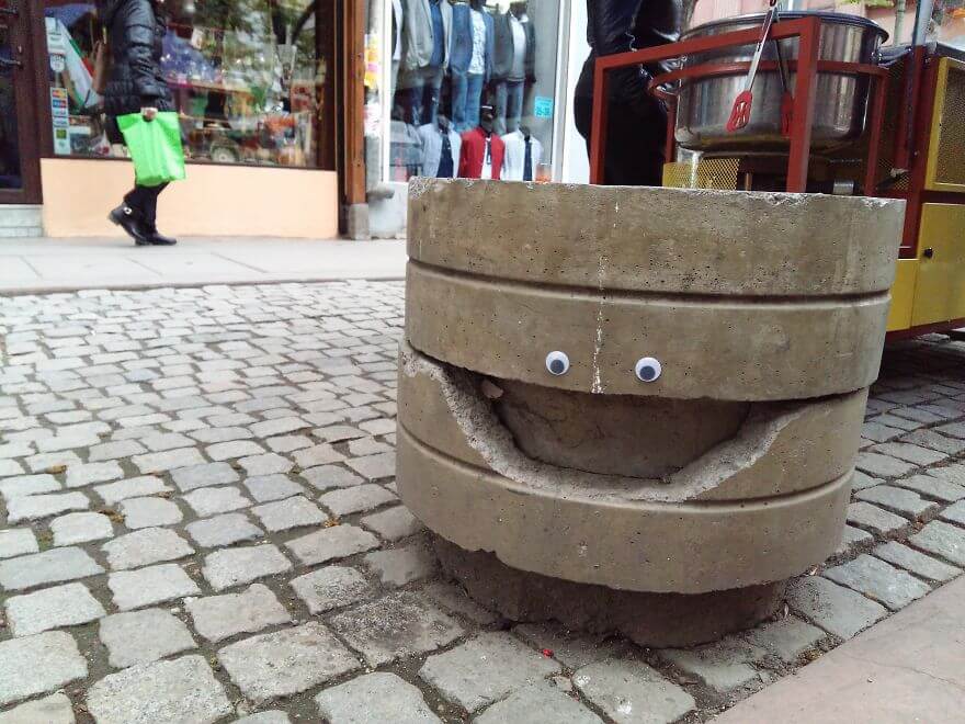 inspiringlife.pt - Artista coloca olhos esbugalhados em objectos de rua estragados e transforma lixo em arte
