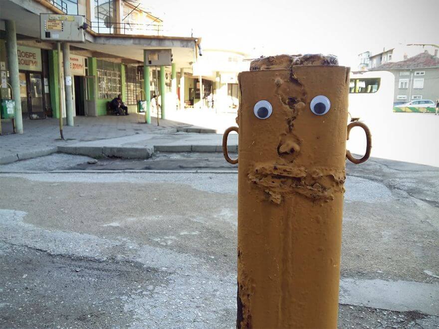 inspiringlife.pt - Artista coloca olhos esbugalhados em objectos de rua estragados e transforma lixo em arte