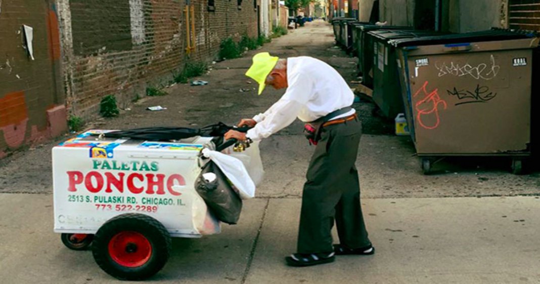 Foto de idoso de 90 anos a vender gelados viraliza e torna-se uma inspiração