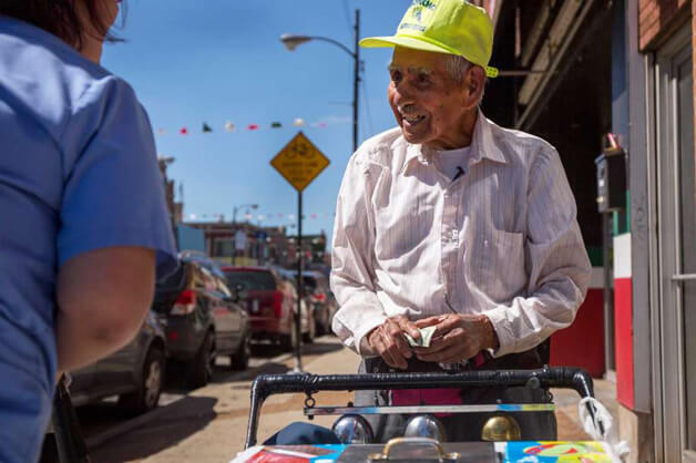 inspiringlife.pt - Foto de idoso de 90 anos a vender gelados viraliza e torna-se uma inspiração