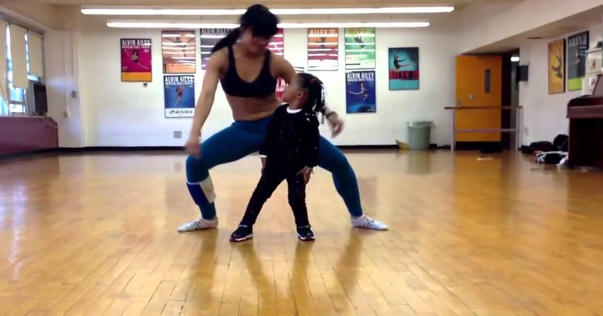 menina-2-anos-arrasa-coreografia-mae