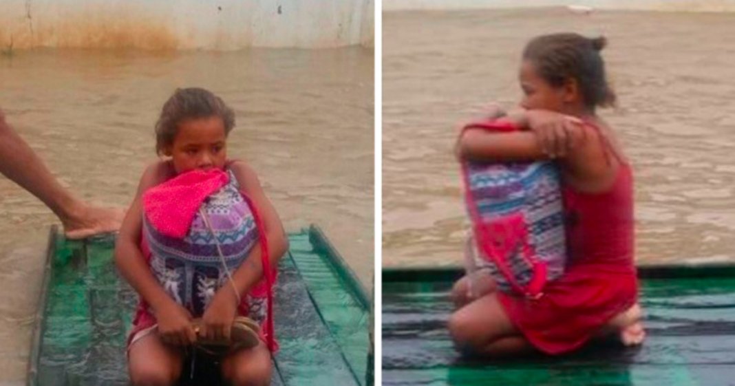 Menina a salvar os seus livros durante enchente torna-se viral nas redes sociais