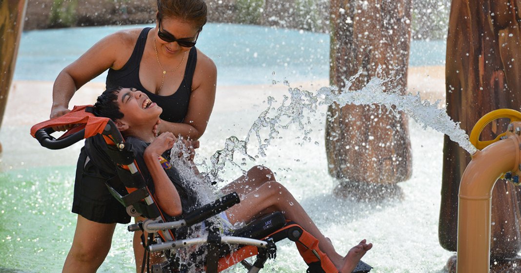 Primeiro parque aquático do Mundo para pessoas com deficiência abre finalmente