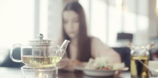 Jovem quase morre por beber três chávenas de chá verde por dia