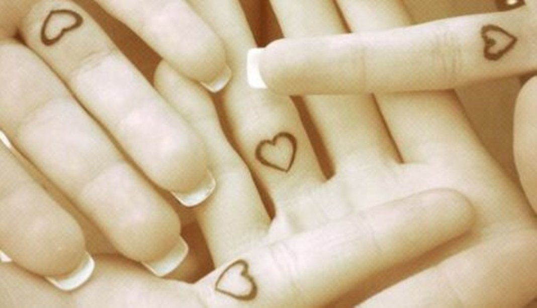 16 pequenas tatuagens nas mãos para te inspirares