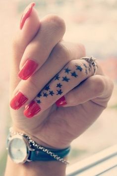 inspiringlife.pt - 16 pequenas tatuagens nas mãos para te inspirares