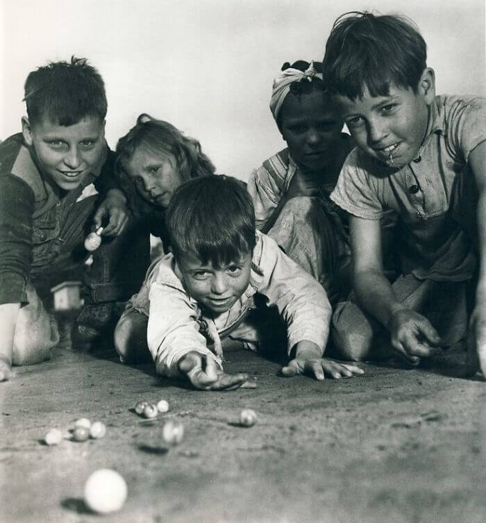 inspiringlife.pt - 22 fotos que mostram como as crianças brincavam antes dos smartphones e tablets