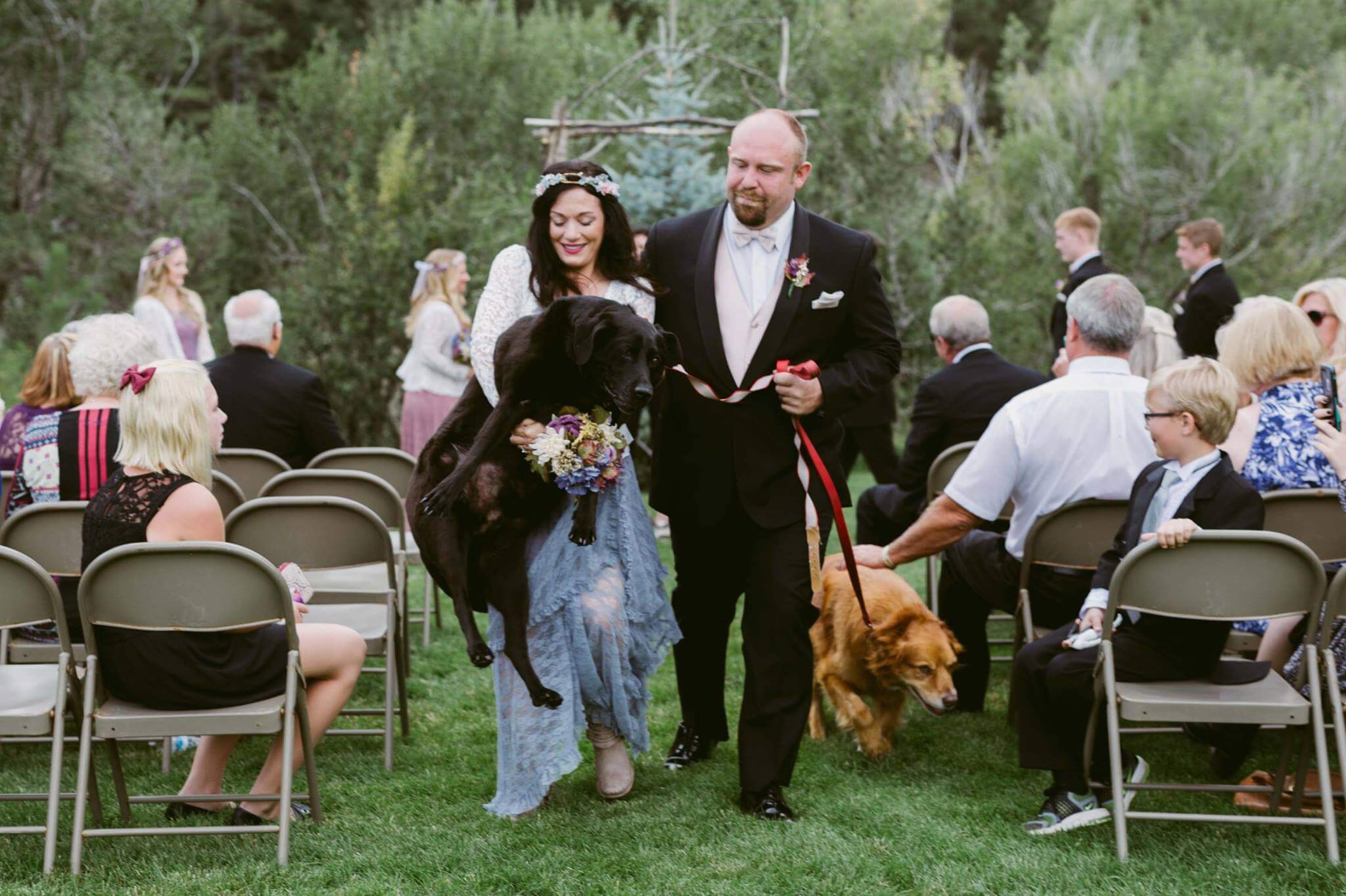 inspiringlife.pt - Cachorro com doença em fase terminal acompanha dona no seu casamento