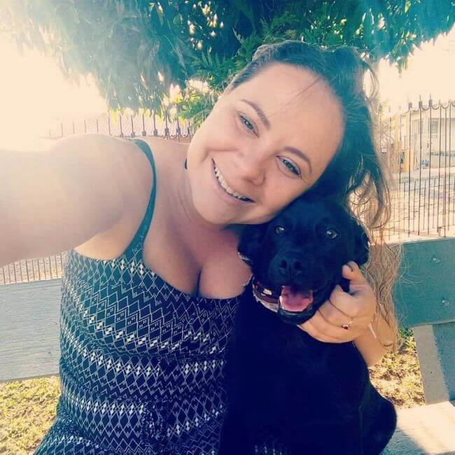 inspiringlife.pt - Cadela partilha o seu novo cobertor com um cãozinho de rua e dá verdadeira lição de vida