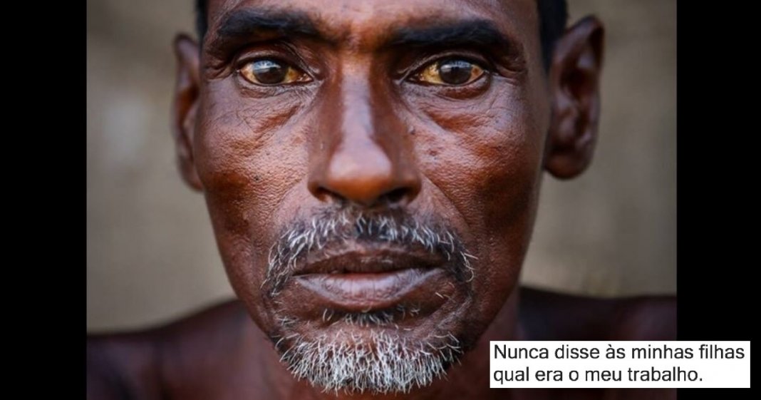 Homem que limpa sanitas para que a filha vá para a Universidade é surpreendido pelos colegas