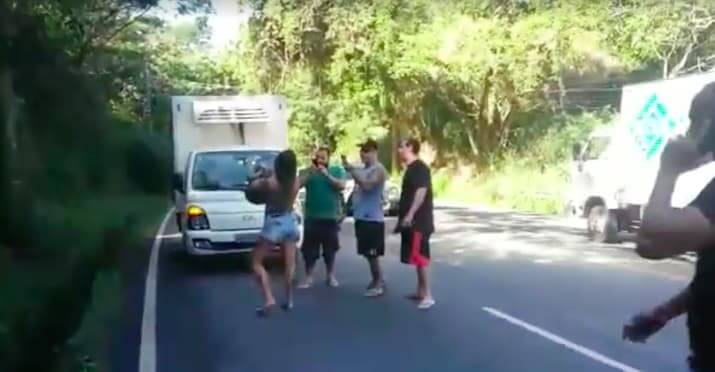 inspiringlife.pt - Mulher agarra jibóia enorme com as próprias mãos e tira-a do meio da estrada