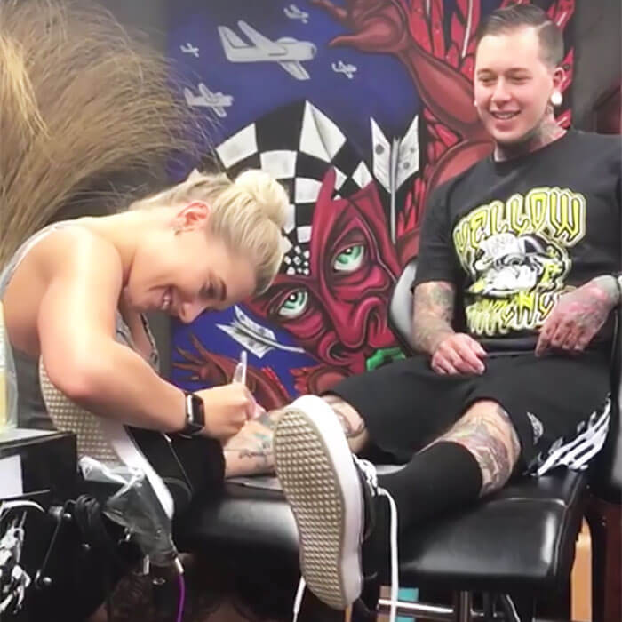 inspiringlife.pt - Tatuador pede a sua namorada em casamento com a tatuagem mais original de sempre
