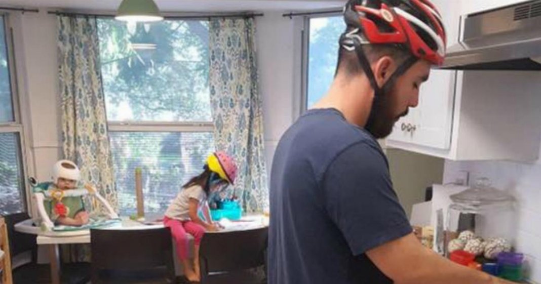 Família inteira usa capacete em casa e o motivo não podia ser melhor