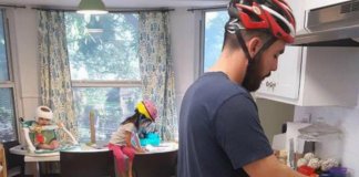 Família inteira usa capacete em casa e o motivo não podia ser melhor