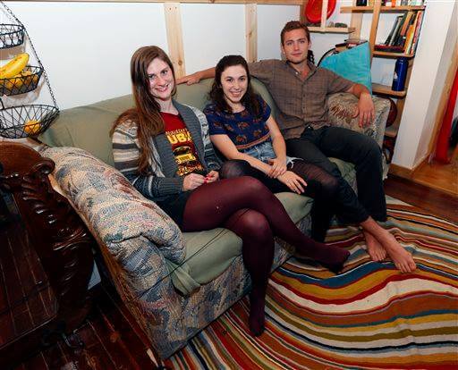 inspiringlife.pt - Jovens compraram sofá velho por apenas 20 dólares que escondia verdadeira fortuna