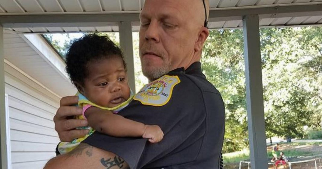 Homem polícia salva bebé que estava a sufocar com um pedaço de cereal