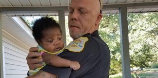 Homem polícia salva bebé que estava a sufocar com um pedaço de cereal