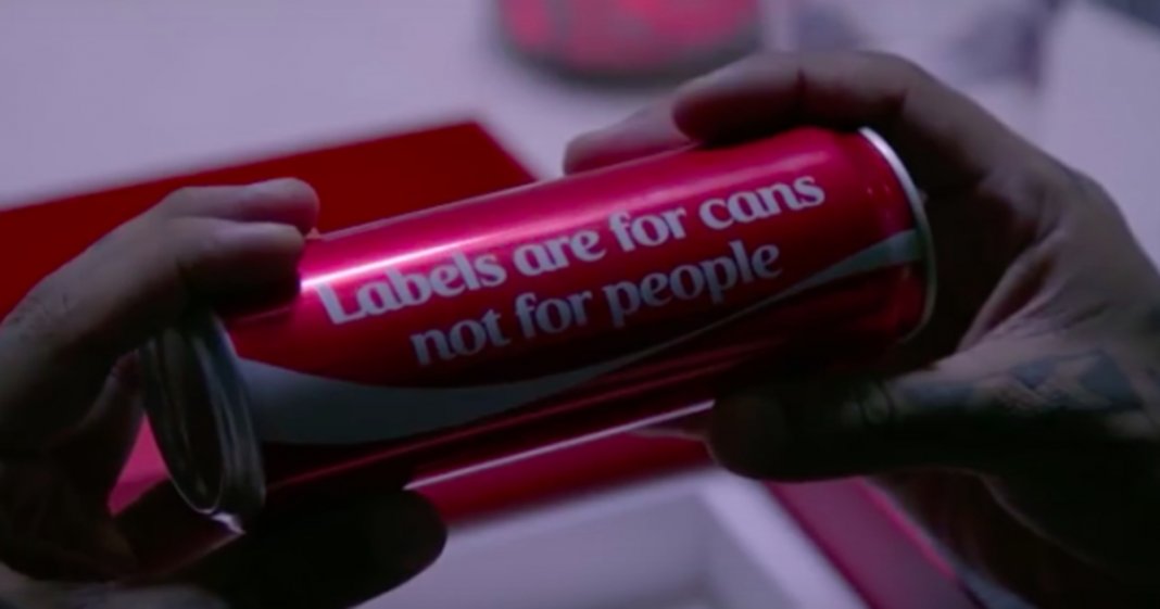 A Coca-Cola dá verdadeira lição sobre o preconceito com campanha diferente