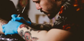 Cicatrizes de tinta: a psicologia por trás das tatuagens