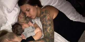 Foto de esposa a dormir com os filhos torna-se viral após ser partilhada pelo marido