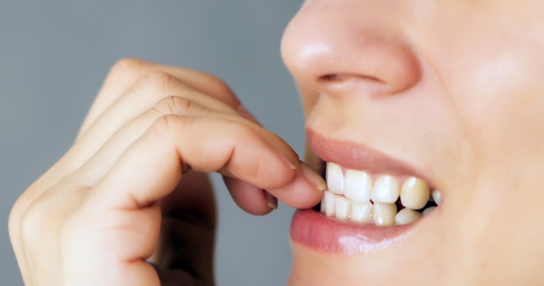 Homem brasileiro inventa solução genial para quem quer deixar de roer as unhas