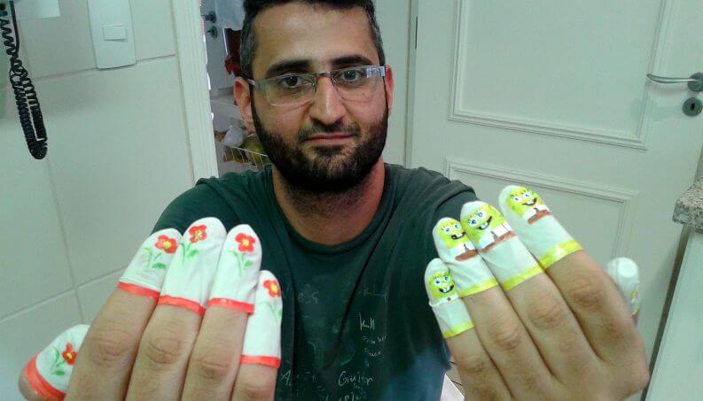 inspiringlife.pt - Homem brasileiro inventa solução genial para quem quer deixar de roer as unhas