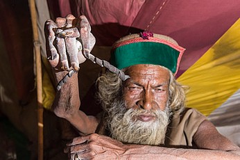 inspiringlife.pt - Homem está com a mão levantada desde 1973