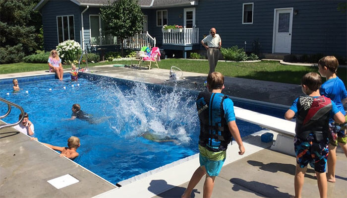 inspiringlife.pt - Idoso constrói piscina no quintal para as crianças do bairro após a esposa falecer