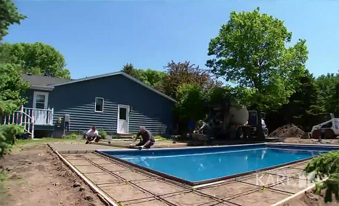 inspiringlife.pt - Idoso constrói piscina no quintal para as crianças do bairro após a esposa falecer