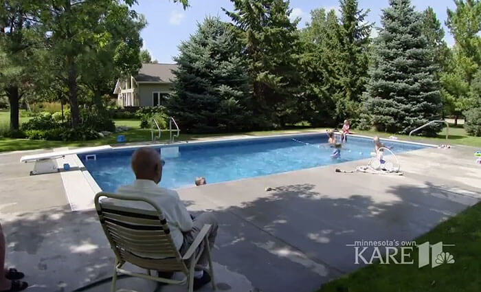 inspiringlife.pt - Idoso constrói piscina no quintal para as crianças do bairro após a esposa falecer