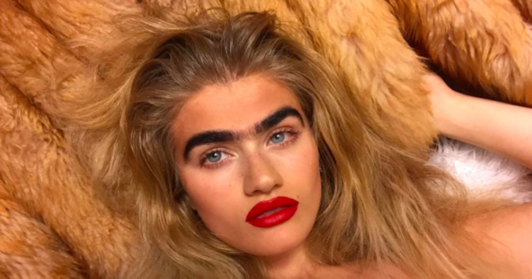 Modelo com “monocelha” quebra padrões de beleza e torna-se viral na internet