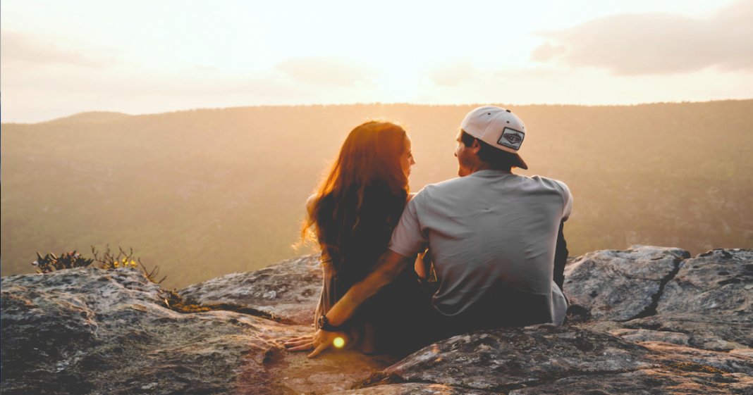 Pesquisa afirma que os casais que viajam juntos são mais felizes