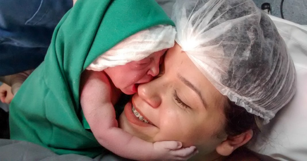 Vídeo emocionante de recém-nascida a agarrar-se ao rosto da mãe logo após nascer torna-se viral nas redes sociais