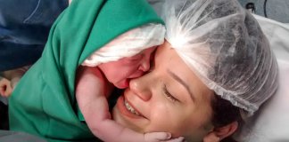 Vídeo emocionante de recém-nascida a agarrar-se ao rosto da mãe logo após nascer torna-se viral nas redes sociais