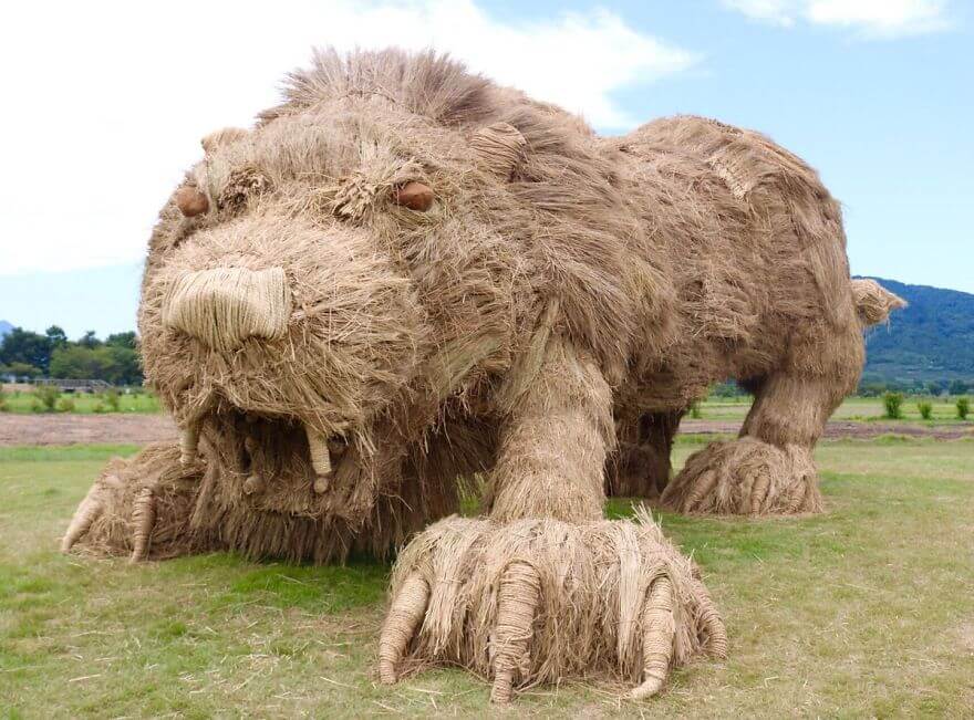 inspiringlife.pt - Animais de palha gigantes invadem campos de arroz japoneses após a colheita