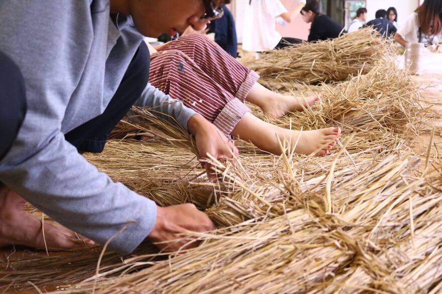 inspiringlife.pt - Animais de palha gigantes invadem campos de arroz japoneses após a colheita