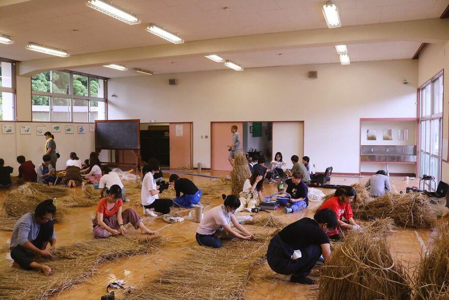 inspiringlife.pt - Animais de palha gigantes invadem campos de arroz japoneses após a colheita