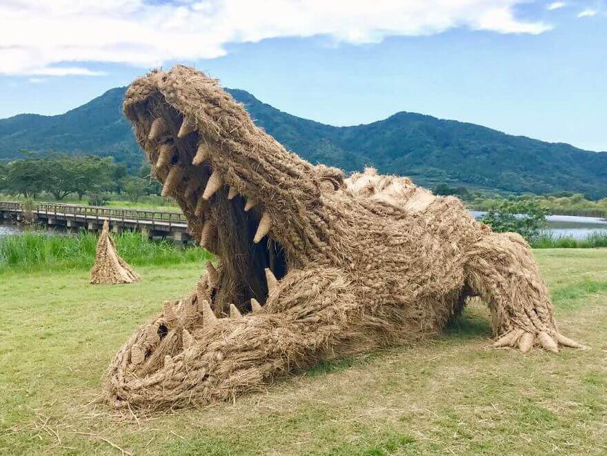 inspiringlife.pt - Animais de palha gigantes invadem campos de arroz japoneses após a colheita