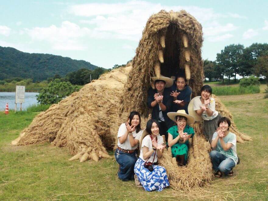 inspiringlife.pt - Animais de palha gigantes invadem campos de arroz japoneses após a colheita