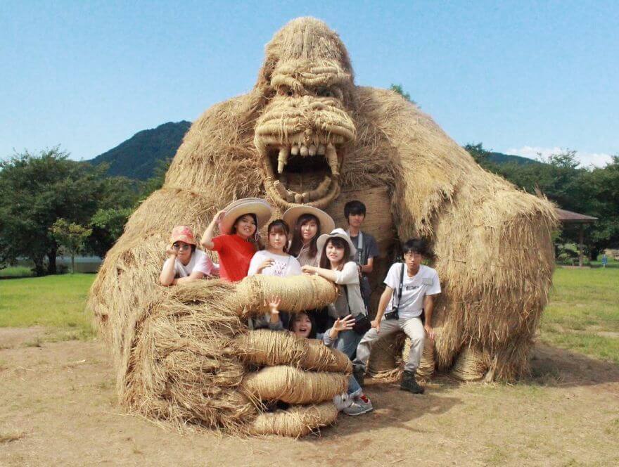 inspiringlife.pt - Animais de palha gigantes invadem campos de arroz japoneses após a colheita