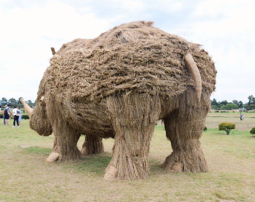 inspiringlife.pt - Animais de palha gigantes invadem campos de arroz japoneses após a colheita